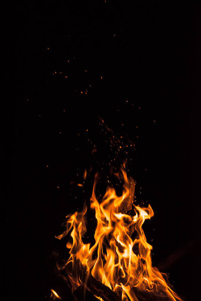 пламя огня на черном фоне.