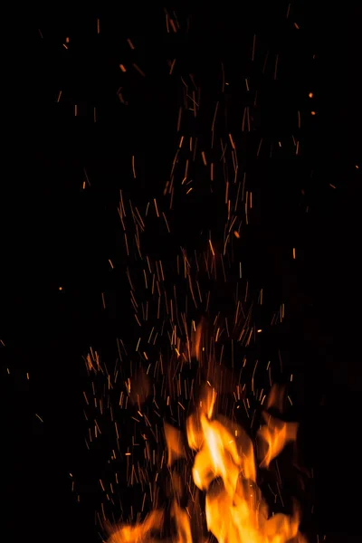 Vlam Van Vuur Een Zwarte Achtergrond — Stockfoto