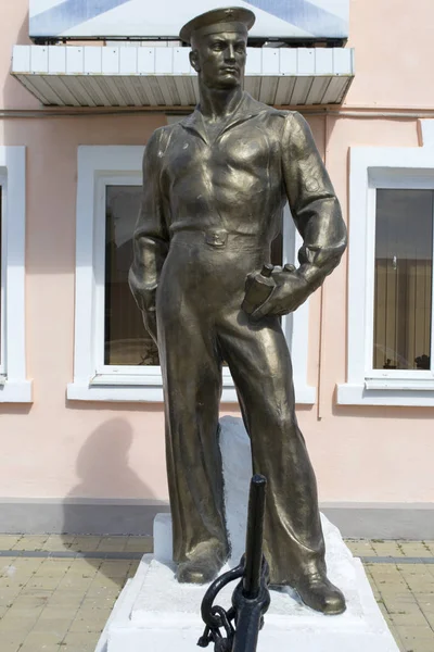 Памятник Моряку Фоне Андреевского Флага — стоковое фото