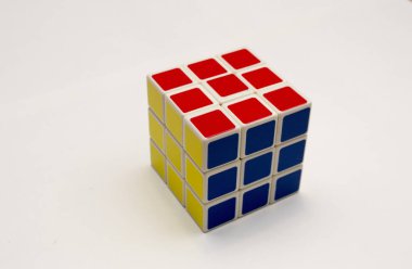 beyaz bir arka plan üzerinde toplanan Rubik küpü