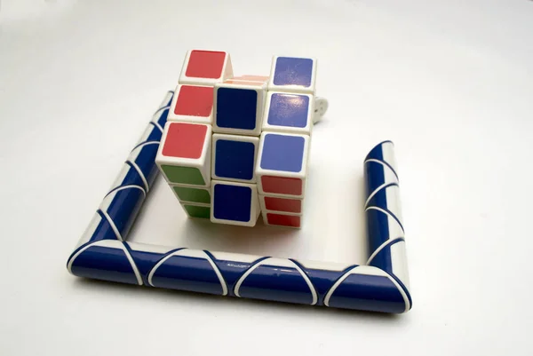 Yılan Rubik Küp Beyaz Bir Arka Plan Üzerinde — Stok fotoğraf