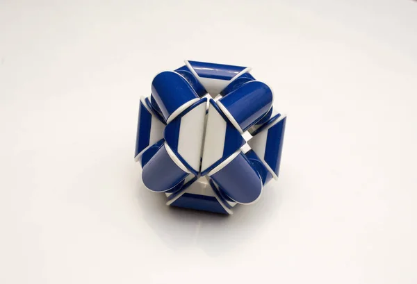 Bir Top Şeklinde Toplanan Rubik Yılan — Stok fotoğraf