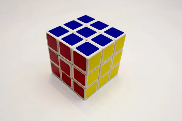 Beyaz Bir Arka Plan Üzerinde Toplanan Rubik Küpü — Stok fotoğraf