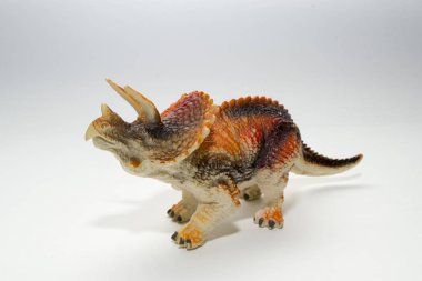 Triceratops dinozor oyuncak beyaz arka plan üzerinde