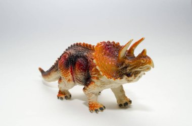 Triceratops dinozor oyuncak beyaz arka plan üzerinde