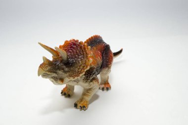 Triceratops dinozor oyuncak beyaz arka plan üzerinde