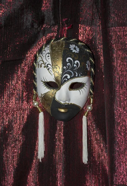 美しい布の背景に演劇の仮面 — ストック写真
