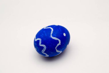 Beyaz arkaplanda mavi paskalya yumurtası