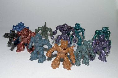 beyaz arka plan üzerinde oyuncak robot hayvanlar ekibi