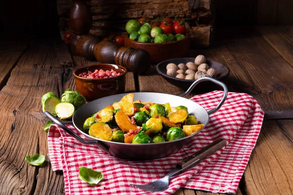 Brüksel lahanası patates tavası ve domuz pastırması.