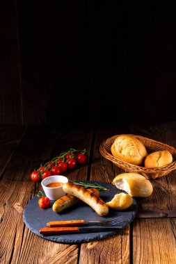 rustik sosisleri ketçap ve taze rulo