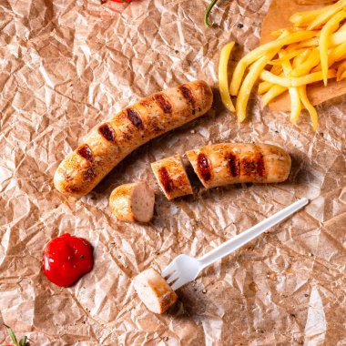 rustik sosisleri pommes ve sıcak ketçap ile