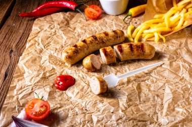 rustik sosisleri pommes ve sıcak ketçap ile