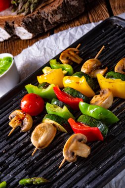 rustik sebze Şaşlık yeşil kuşkonmaz ve kırmızı biber ile