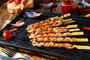 Taze ve gevrek rustik domuz eti ızgara sopa