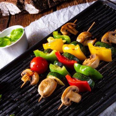 rustik sebze Şaşlık yeşil kuşkonmaz ve kırmızı biber ile