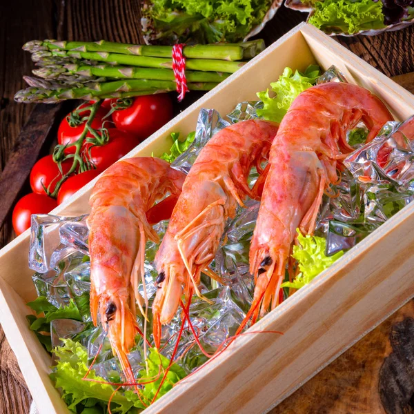 Crevettes Rouges Argentine Cuites Avec Salade Sur Glace — Photo