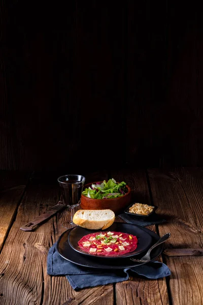 Çam fıstığı, renkli biber ve Parmesan peyniri ile Dana carpaccio