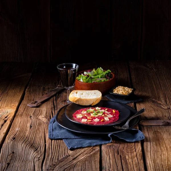 Çam fıstığı, renkli biber ve Parmesan peyniri ile Dana carpaccio