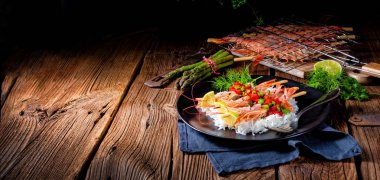 Kırmızı salsa ve yeşil kuşkonmaz ile ızgara kırmızı Arjantinli karides