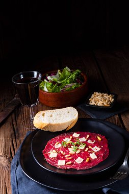 Çam fıstığı, renkli biber ve Parmesan peyniri ile Dana carpaccio