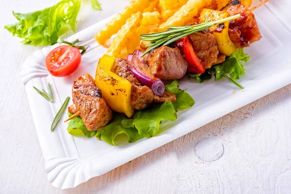 Espetos Shish Kebab Com Carne Presunto Marinado Páprica Cebola Vermelha — Fotografia de Stock