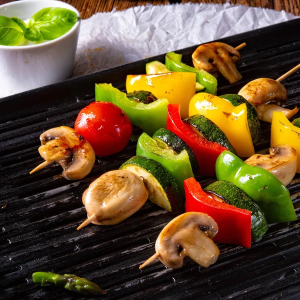 Shashlik Vegetale Rustico Con Asparagi Verdi Paprica — Foto Stock