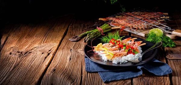 Gegrilde Rode Argentijnse Garnalen Met Rode Salsa Groene Asperges — Stockfoto