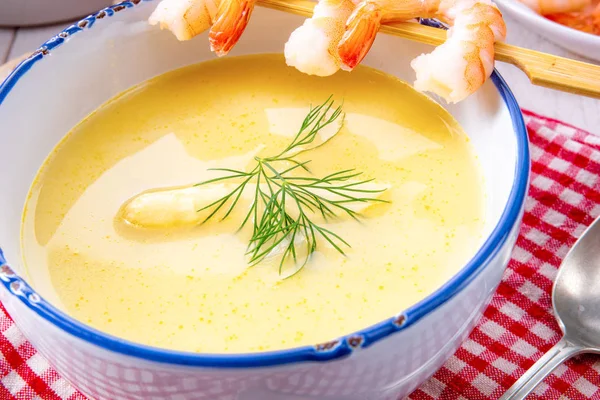 Rustikale Spargelsuppe Mit Garnelenspieß Und Diel — Stockfoto