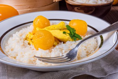 Tavuk Köri soslu pilav ve tatlı mirabelle ile şeritler