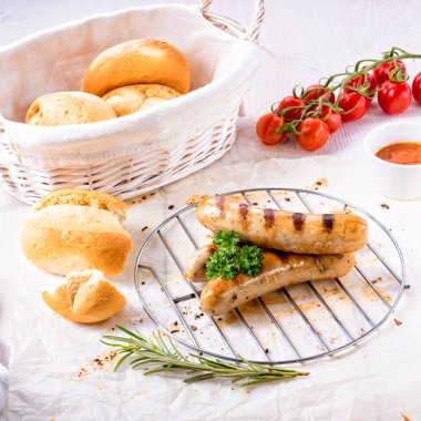lezzetli domuz sucuğu ketçap ve taze rulo