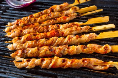 Taze ve gevrek rustik domuz eti ızgara sopa