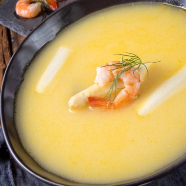 lezzetli kuşkonmaz çorbası ile karides ve taze dereotu krem