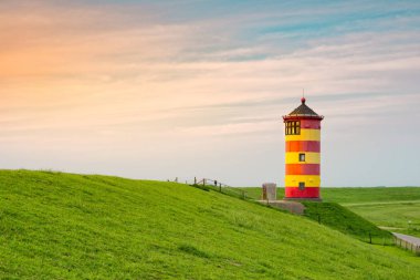 Doğu Frisian kıyısındaki güzel deniz feneri
