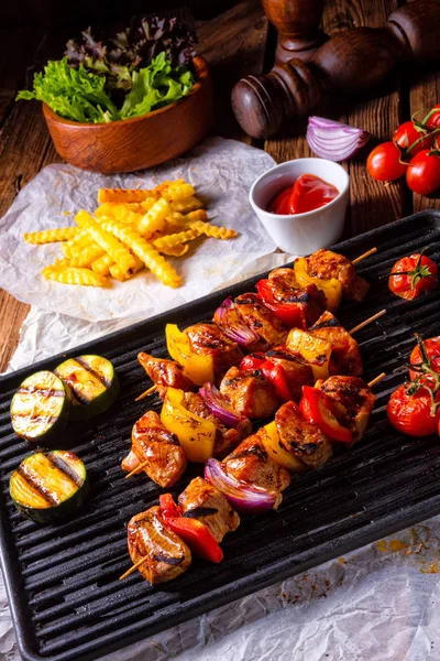 Brochetas Rústicas Shish Kebab Con Carne Jamón Marinado Pimentón Cebolla —  Fotos de Stock
