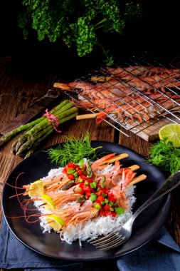 Kırmızı salsa ve yeşil kuşkonmaz ile ızgara kırmızı Arjantinli karides