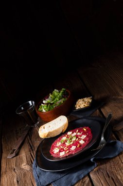 Çam fıstığı, renkli biber ve Parmesan peyniri ile Dana carpaccio