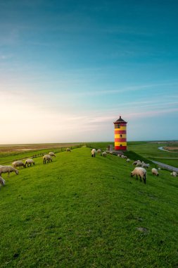 Doğu Frisian kıyısındaki güzel bir deniz feneri