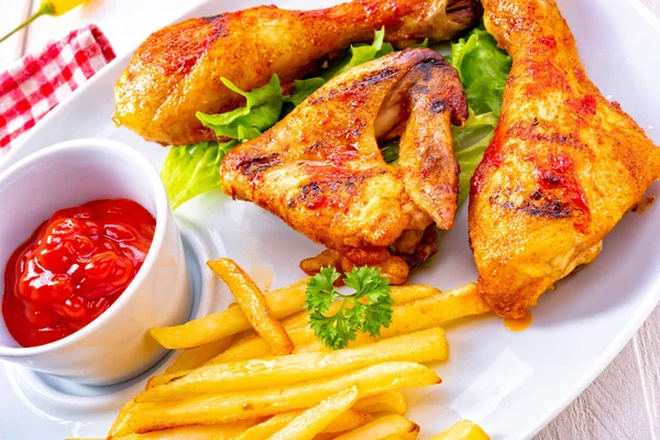 Gegrillte Chicken Wings Keule Chips Und Gemüse — Stockfoto