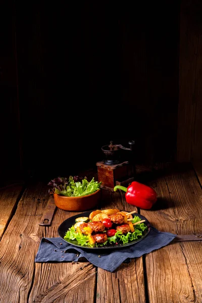 Rustic Meatballs Skewers Tomato Paprika Baked Potato Quarters — Stock Photo, Image