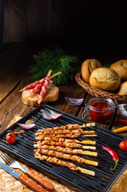 Taze ve gevrek rustik domuz eti ızgara sopa