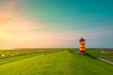 Doğu Frisian kıyısındaki güzel deniz feneri
