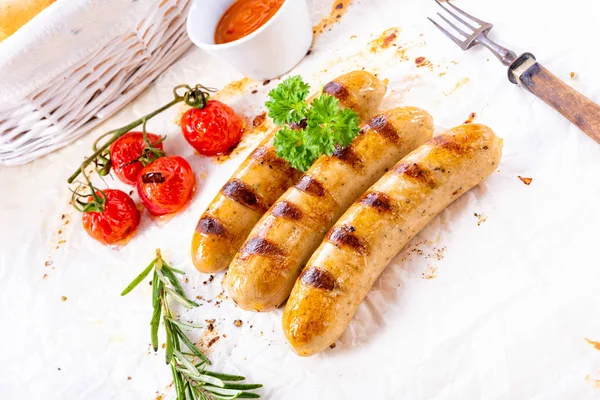 Läckra Bratwurst Med Ketchup Och Färska Rullar — Stockfoto