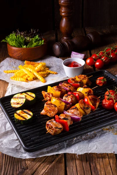 Brochetas Rústicas Shish Kebab Con Carne Jamón Marinado Pimentón Cebolla —  Fotos de Stock