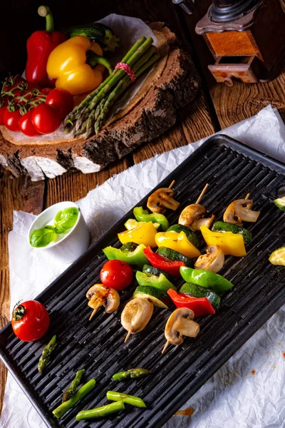 Rustikales Gemüse Schaschlik Mit Grünem Spargel Und Paprika — Stockfoto