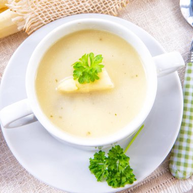Kapari ve baget ile krem kuşkonmaz çorbası