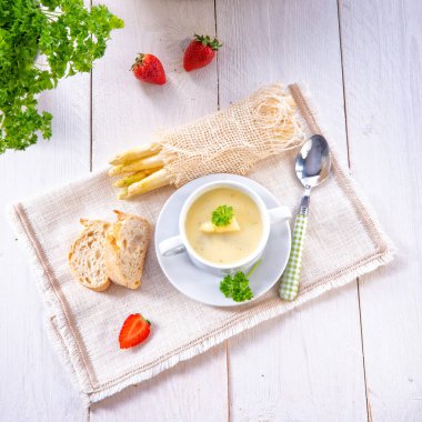 Kapari ve baget ile krem kuşkonmaz çorbası