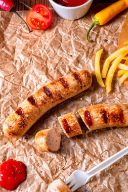 rustik sosisleri pommes ve sıcak ketçap ile