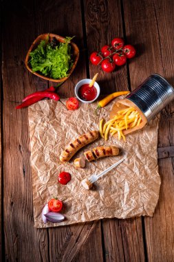 rustik sosisleri pommes ve sıcak ketçap ile