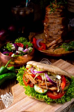Çıtır Pide ızgara gyros etli. Çeşitli sebze ve sarımsak sosu